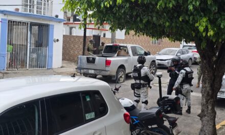 Peliculesca persecución policial culmina con el aseguramiento de una camioneta en Puerto Pesquero