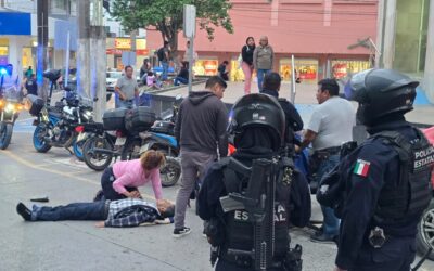 Adulto mayor resulta lesionado tras caer de un taxi en el centro