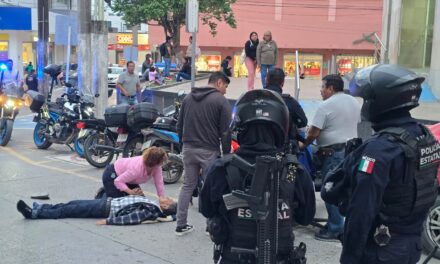 Adulto mayor resulta lesionado tras caer de un taxi en el centro