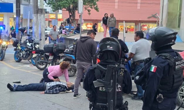 Adulto mayor resulta lesionado tras caer de un taxi en el centro