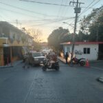 Dos lesionados tras choque entre camioneta y motocicleta en la colonia Rosa María