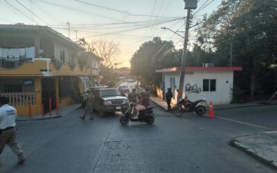 Dos lesionados tras choque entre camioneta y motocicleta en la colonia Rosa María