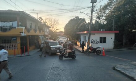 Dos lesionados tras choque entre camioneta y motocicleta en la colonia Rosa María