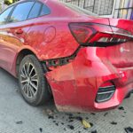 Tractocamión impacta vehículo estacionado en la Victoria y se da a la fuga