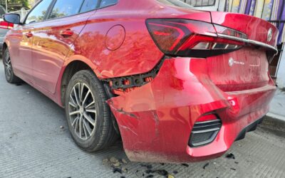 Tractocamión impacta vehículo estacionado en la Victoria y se da a la fuga