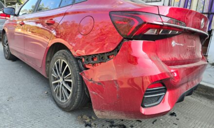 Tractocamión impacta vehículo estacionado en la Victoria y se da a la fuga