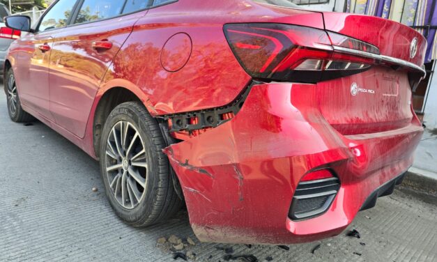 Tractocamión impacta vehículo estacionado en la Victoria y se da a la fuga