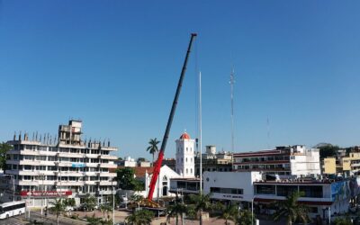 Realizan mantenimiento al asta bandera en la Plaza Cívica Municipal de Tuxpan