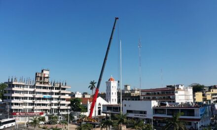 Realizan mantenimiento al asta bandera en la Plaza Cívica Municipal de Tuxpan