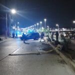 Pierde el control y derriba luminarias en el bulevar Demetrio Ruiz Malerva; dos lesionados