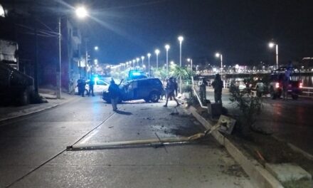 Pierde el control y derriba luminarias en el bulevar Demetrio Ruiz Malerva; dos lesionados