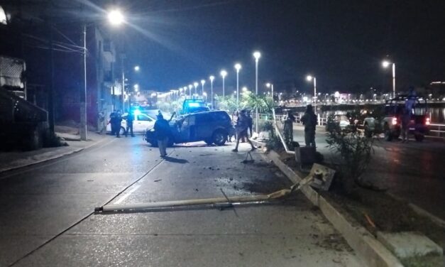 Pierde el control y derriba luminarias en el bulevar Demetrio Ruiz Malerva; dos lesionados