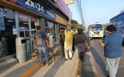 Machete en mano desata movilización policial en el OXXO de la Azteca