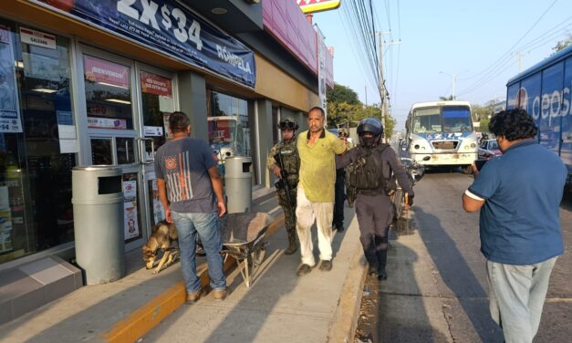 Machete en mano desata movilización policial en el OXXO de la Azteca