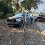 Joven destroza cerca y casi derriba poste en el bulevar Lázaro Cárdenas