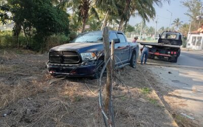Joven destroza cerca y casi derriba poste en el bulevar Lázaro Cárdenas