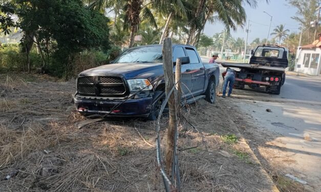 Joven destroza cerca y casi derriba poste en el bulevar Lázaro Cárdenas