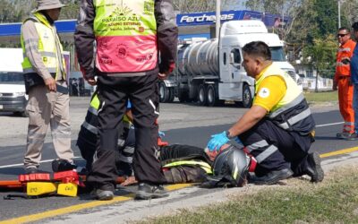 Rodada termina en asfalto: biker del Club Camaleones derrapa en la México–Tuxpan