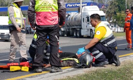 Rodada termina en asfalto: biker del Club Camaleones derrapa en la México–Tuxpan
