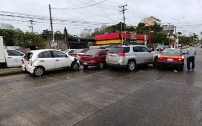¡Carambolazo frente a la terminal!: cuatro vehículos chocan y paralizan el libramiento
