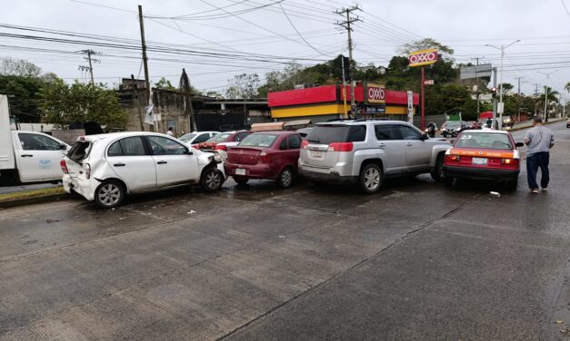 ¡Carambolazo frente a la terminal!: cuatro vehículos chocan y paralizan el libramiento