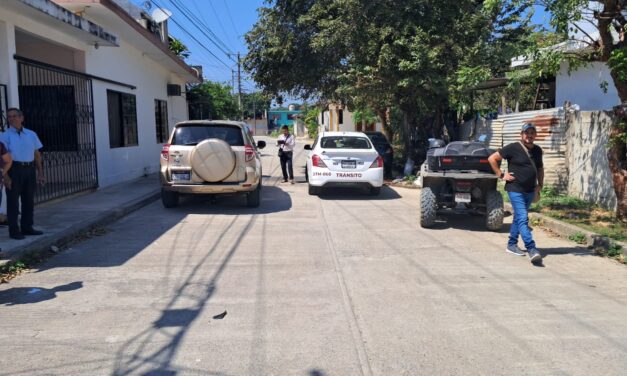 Choque en Federico García Blanco: invade carril y provoca colisión