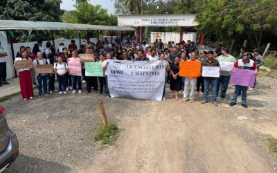 MAESTROS DE LA UPAV SIGUEN SIN COBRAR; PROTESTAN EN TUXPAN Y EN EL ESTADO