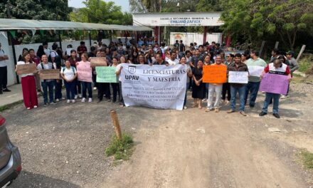 MAESTROS DE LA UPAV SIGUEN SIN COBRAR; PROTESTAN EN TUXPAN Y EN EL ESTADO