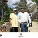 Zabdiel Eli Reyes junto con otros regidores recorren la Democrática en Alto Lucero para atender solicitudes ciudadanas