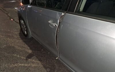 Abre la puerta sin precaución y provoca choque en el bulevar Demetrio Ruiz Malerva