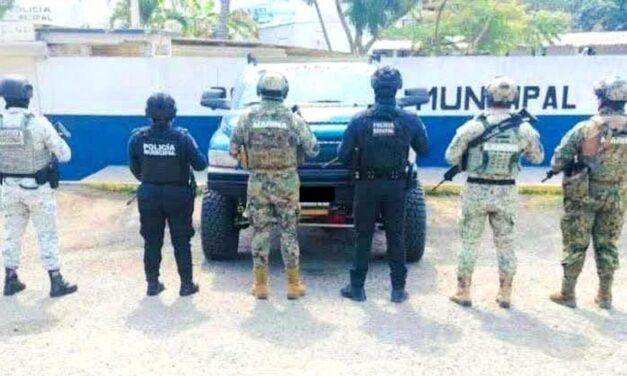 Recuperan camioneta con reporte de robo en estacionamiento de Chedraui