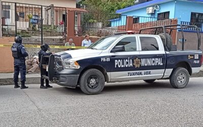 Adulto mayor muere en plena vía pública en el Centro de Tuxpan; presunto infarto fulminante