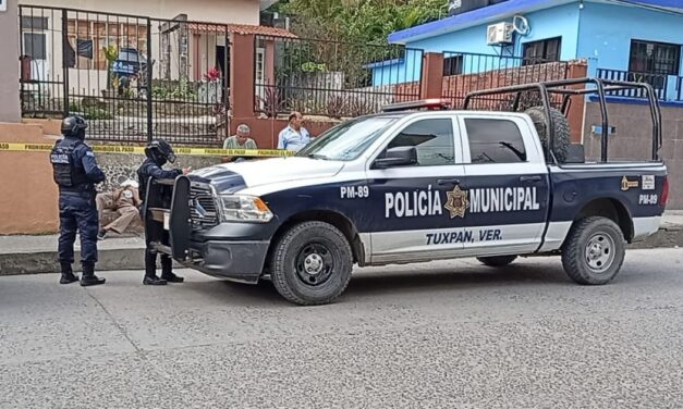 Adulto mayor muere en plena vía pública en el Centro de Tuxpan; presunto infarto fulminante