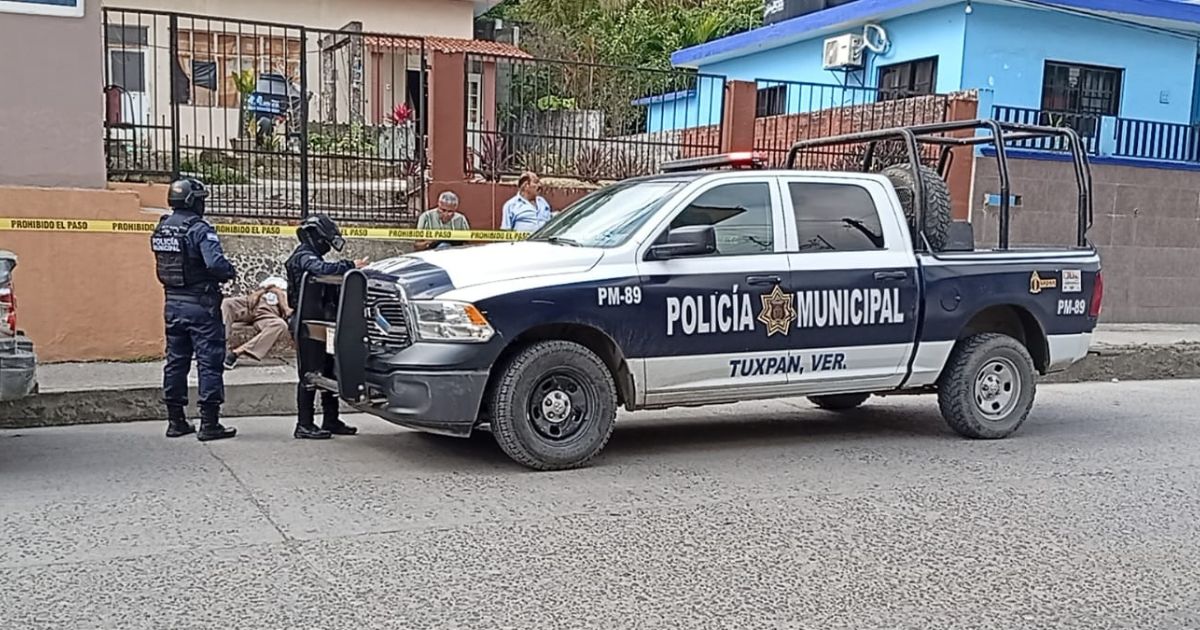 Adulto mayor muere en plena vía pública en el Centro de Tuxpan; presunto infarto fulminante