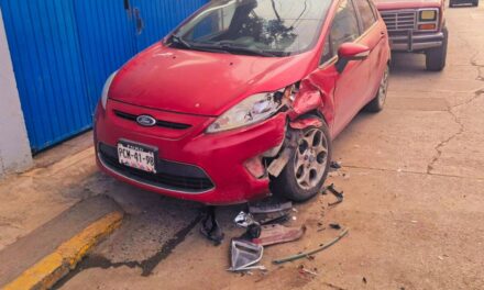 Vehículo estacionado fue impactado en la madrugada en la avenida Cuauhtémoc