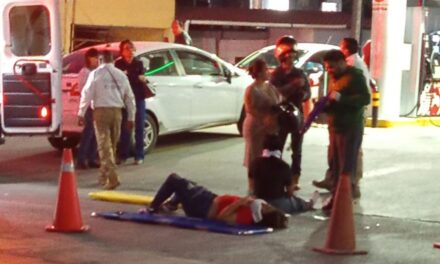 Dos jóvenes resultan lesionadas tras choque entre motocicleta y automóvil en la colonia Del Valle