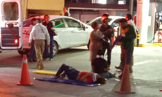 Dos jóvenes resultan lesionadas tras choque entre motocicleta y automóvil en la colonia Del Valle