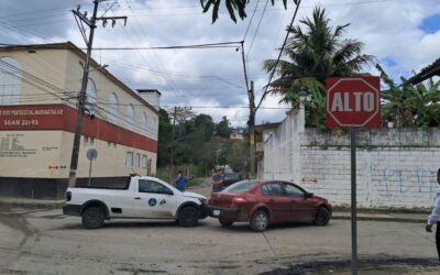 Se pasa el ALTO y provoca choque en la colonia Azteca