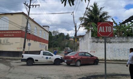 Se pasa el ALTO y provoca choque en la colonia Azteca