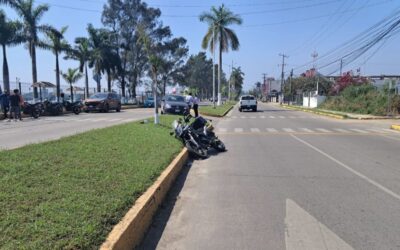 Motociclista provoca choque lateral en Maples Arce; hay un lesionado