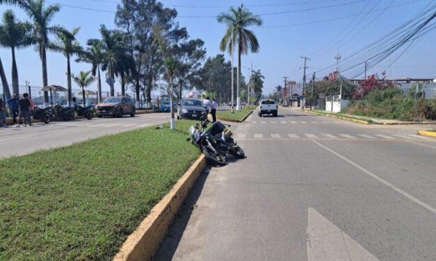 Motociclista provoca choque lateral en Maples Arce; hay un lesionado