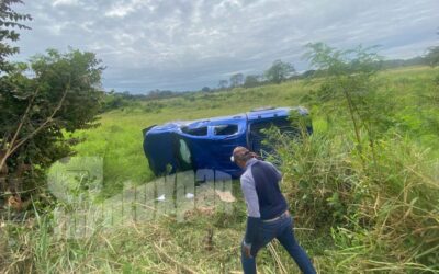 Sale del camino y vuelca camioneta en la Tuxpan–Tampico; no hubo lesionados