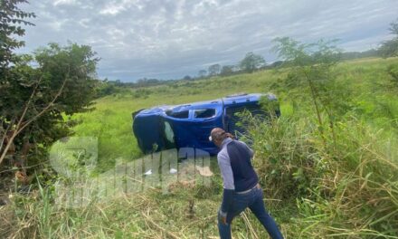 Sale del camino y vuelca camioneta en la Tuxpan–Tampico; no hubo lesionados