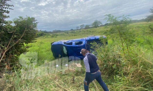 Sale del camino y vuelca camioneta en la Tuxpan–Tampico; no hubo lesionados