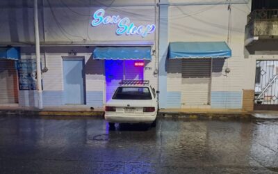 Choque nocturno termina frente a un sex shop en el Centro de Tuxpan
