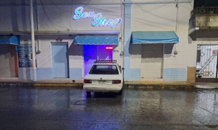 Choque nocturno termina frente a un sex shop en el Centro de Tuxpan