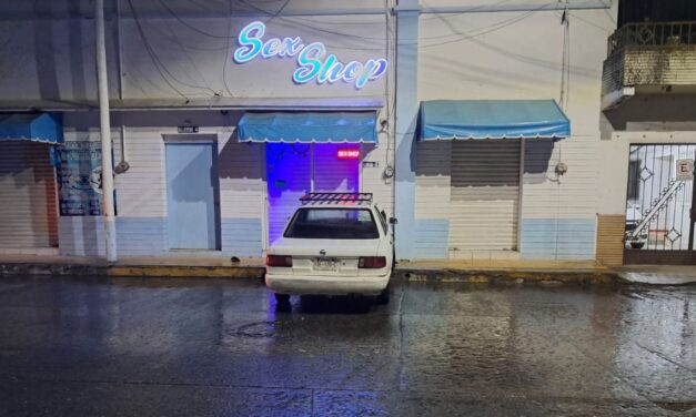 Choque nocturno termina frente a un sex shop en el Centro de Tuxpan