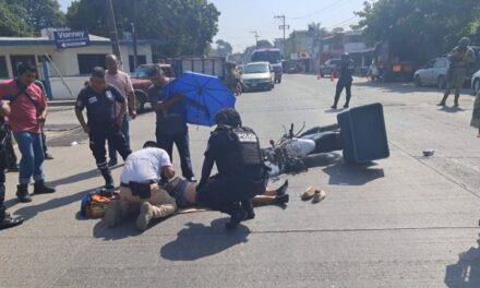 Motociclista atropella a adulto mayor en la colonia La Ribera; fue trasladado al Sanatorio Naval
