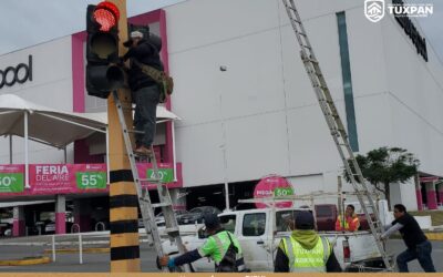 Atienden fallas en semáforos de Tuxpan tras efectos del Frente Frío 41