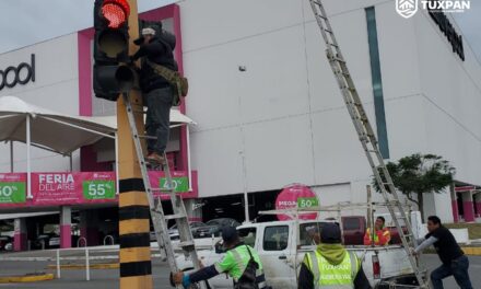 Atienden fallas en semáforos de Tuxpan tras efectos del Frente Frío 41
